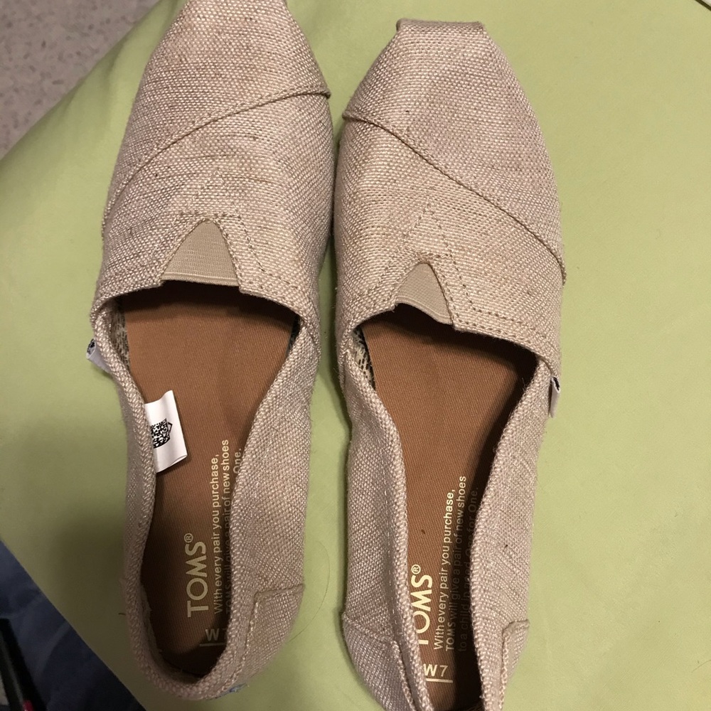 TOMS shoes. Size 7